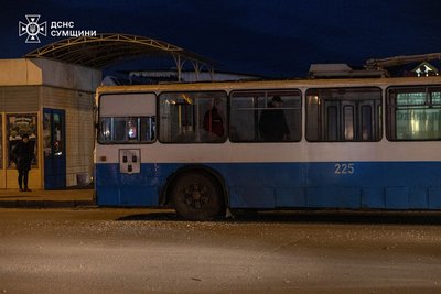 Четверо поранених, вибиті вікна та пошкоджений тролейбус. Що розповідають очевидці про удар по Сумах Четверо поранених, вибиті вікна та пошкоджений тролейбус. Що розповідають очевидці про удар по Сумах