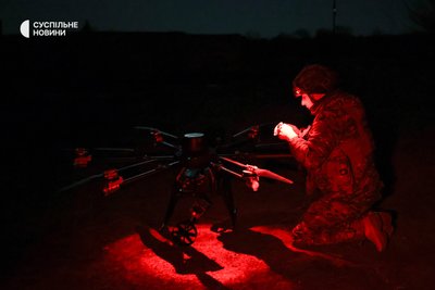Військовий першого батальйону 40 ОБрБО з позивним "Лівша" перевіряє нічний ударний дрон "Кажан" перед роботою на Херсонщині Військовий першого батальйону 40 ОБрБО з позивним "Лівша" перевіряє нічний ударний дрон "Кажан" перед роботою на Херсонщині