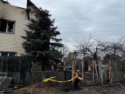 Вулиця усіяна уламками, людям дахи позносило. У Києві уламки ракети влучили в приватні будинки Вулиця усіяна уламками, людям дахи позносило. У Києві уламки ракети влучили в приватні будинки