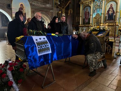 На Закарпатті попрощалися із загиблим захисником Андрієм Лапіковим На Закарпатті попрощалися із загиблим захисником Андрієм Лапіковим