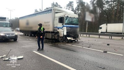 На Бориспільському шосе в Києві зіткнулись дві вантажівки: водія діставали рятувальники На Бориспільському шосе в Києві зіткнулись дві вантажівки: водія діставали рятувальники