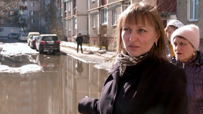 Під під'їздами багатоповерхівки у Чернігові цілий рік стоїть вода: хто та як має розв'язати цю проблему