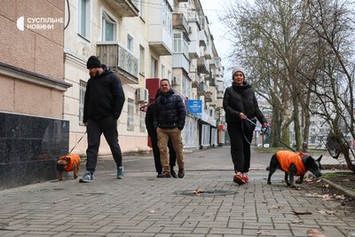 Перехожі з собаками в центральному районі Херсона Перехожі з собаками в центральному районі Херсона