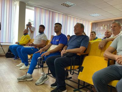 "Довів собі, що я можу брати золото": у Черкасах паралімпійцям вручили премії