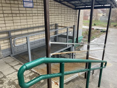 Пандус біля гуртожитка в Харкові, квітень 2026 року Пандус біля гуртожитка в Харкові, квітень 2026 року