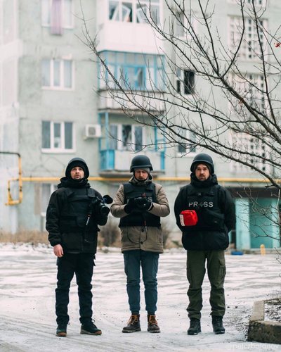 Знімальна група проєкту "Хащі" у Бахмуті, Донеччина, січень 2023 року Знімальна група проєкту "Хащі" у Бахмуті, Донеччина, січень 2023 року