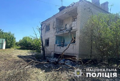 Скинули 500-кілограмову бомбу на Іллінівці: наслідки російських ударів по Донеччині Скинули 500-кілограмову бомбу на Іллінівці: наслідки російських ударів по Донеччині
