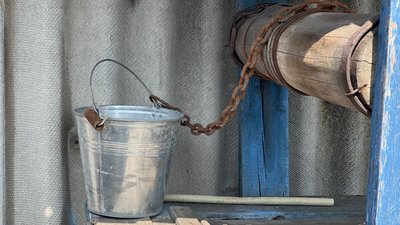 Відро з водою біля колодязя село Калинівка Удачненська громада Донецька область 11 червня 2025 рік Відро з водою біля колодязя село Калинівка Удачненська громада Донецька область 11 червня 2025 рік