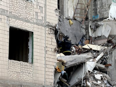 "Ось тут жила моя свекруха, тепер під завалами": жителі Костянтинівки — про авіаудар по 9-поверхівці "Ось тут жила моя свекруха, тепер під завалами": жителі Костянтинівки — про авіаудар по 9-поверхівці
