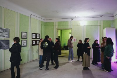 "Оригіналом будемо милуватися після": про що виставка, натхненна динозаврами, у центрі Львова "Оригіналом будемо милуватися після": про що виставка, натхненна динозаврами, у центрі Львова