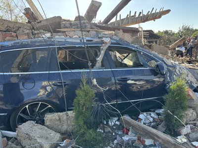 Розбите авто внаслідок влучання дронів у Чугуєві в ніч на 24 вересня Розбите авто внаслідок влучання дронів у Чугуєві в ніч на 24 вересня