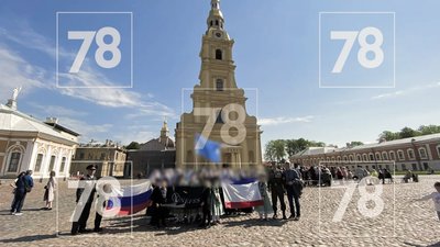 Sankt-Peterburgda qırımtatar bayrağı sebebinden bala ansambliniñ reberlerini yaqaladılar Sankt-Peterburgda qırımtatar bayrağı sebebinden bala ansambliniñ reberlerini yaqaladılar