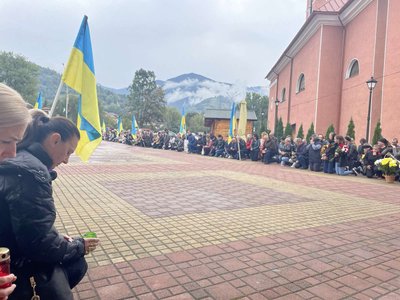 На Закарпатті попрощалися із полеглим захисником Василем Капчуком На Закарпатті попрощалися із полеглим захисником Василем Капчуком