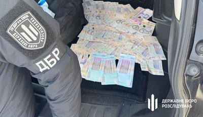 З однієї торгової точки 500 доларів щомісяця: ДБР підозрює столичного посадовця у вимаганні грошей З однієї торгової точки 500 доларів щомісяця: ДБР підозрює столичного посадовця у вимаганні грошей