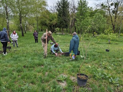 У Житомирі в пам'ять про загиблих військових висадили 22 дерева біля Монументу слави У Житомирі в пам'ять про загиблих військових висадили 22 дерева біля Монументу слави