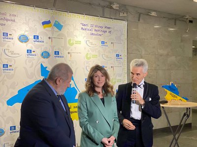 Kıyivde simfonik oda orkestri Qırım Hanınıñ 500 seneden daa eski eserlerini seslendirdi Kıyivde simfonik oda orkestri Qırım Hanınıñ 500 seneden daa eski eserlerini seslendirdi