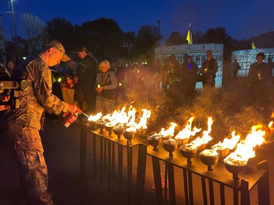 Представники громадської організації «Бастіон» запалили смолоскипи Представники громадської організації «Бастіон» запалили смолоскипи