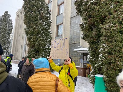 Учасники акції вийшли на захід з плакатами Учасники акції вийшли на захід з плакатами