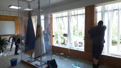 "Будинок захитався — і почалася істерика!": жителі Чернігова розповіли про наслідки атаки РФ по адмінбудівлі "Будинок захитався — і почалася істерика!": жителі Чернігова розповіли про наслідки атаки РФ по адмінбудівлі