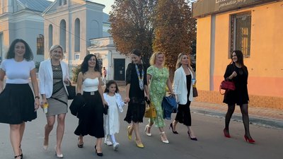 Танцівниці-аматорки з Рівненщини зняли кліп для українських захисників Танцівниці-аматорки з Рівненщини зняли кліп для українських захисників