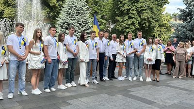 Кременчуцькі випускники отримали медалі за високі досягнення у навчанні