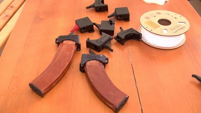 На Вінниччині волонтери друкують для оборонців лоадери на 3D-принтері На Вінниччині волонтери друкують для оборонців лоадери на 3D-принтері