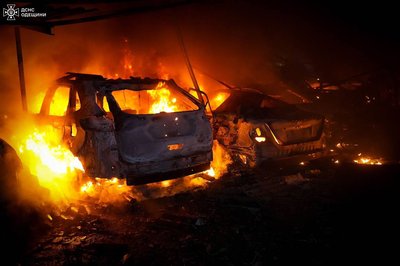 Наслідки атаки на Одещину 25 травня, пожежа на автостоянці внаслідок атаки РФ на Одесу Наслідки атаки на Одещину 25 травня, пожежа на автостоянці внаслідок атаки РФ на Одесу