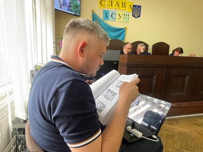 Прокурор Дмитро Петльований вивчає матеріали справи Прокурор Дмитро Петльований вивчає матеріали справи