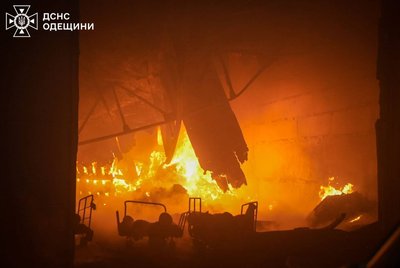 Нічний обстріл Одещини: горіли склади, травмувалася людина
