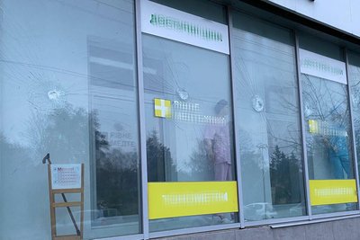 У Рівному поліцейські розшукують чоловіка, який розбив вітрини трьох закладів У Рівному поліцейські розшукують чоловіка, який розбив вітрини трьох закладів