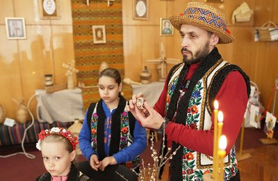 Мистецтвознавець Василь Беженарь на майстер-класі з розпису писанок у Чернівцях Мистецтвознавець Василь Беженарь на майстер-класі з розпису писанок у Чернівцях