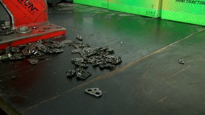 Вінничанин виготовляє начинку для вибухівки зі старих ланцюгів Вінничанин виготовляє начинку для вибухівки зі старих ланцюгів