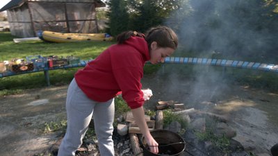 "Поділись теплом": як пластуни виготовляють окопні свічки на Рівненщині "Поділись теплом": як пластуни виготовляють окопні свічки на Рівненщині