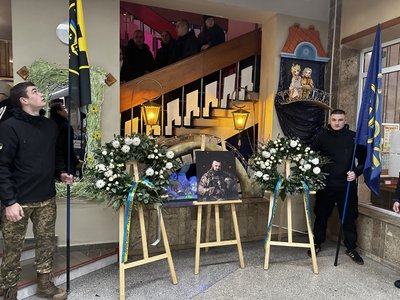 У Полтаві відкрили мініскульптуру полеглому воїну Юліану Матвійчуку з позивним "Бобер" У Полтаві відкрили мініскульптуру полеглому воїну Юліану Матвійчуку з позивним "Бобер"