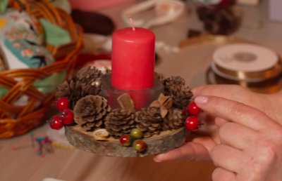 "Вишиває" писанки вечорами: майстриня із Рівного створює великодній декор "Вишиває" писанки вечорами: майстриня із Рівного створює великодній декор