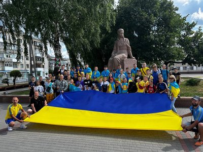 На площі Лесі Українки учасники події розгорнули національне знамено На площі Лесі Українки учасники події розгорнули національне знамено