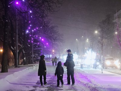 Люди йдуть засніженим Харковом Люди йдуть засніженим Харковом