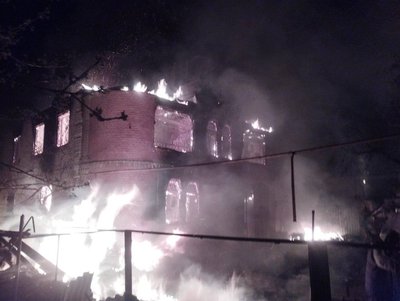 Пожежа в Ізюмі після російського обстрілу ввечері 16 квітня 2025 року Пожежа в Ізюмі після російського обстрілу ввечері 16 квітня 2025 року