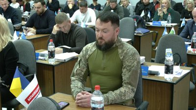 Олександр Курсик на сесії Рівнеради восени 2023 року, він вперше зайшов до зали після участі в бойових діях та подякував за підтримку бригади Олександр Курсик на сесії Рівнеради восени 2023 року, він вперше зайшов до зали після участі в бойових діях та подякував за підтримку бригади