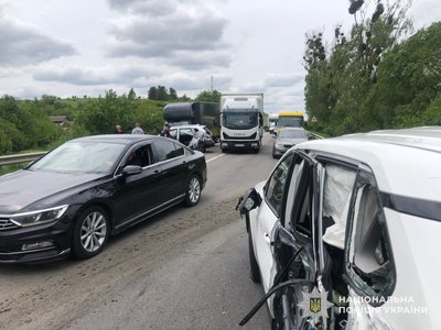 На Львівщині внаслідок зіткнення п'яти авто травмувалася 36-річна пасажирка кросовера На Львівщині внаслідок зіткнення п'яти авто травмувалася 36-річна пасажирка кросовера