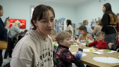 "Ми даруємо радість нашим дітям": у Чернігівській бібліотеці розмальовували пряники "Ми даруємо радість нашим дітям": у Чернігівській бібліотеці розмальовували пряники