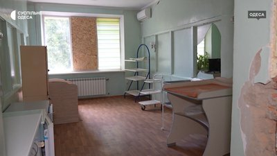 Замінили вікна, двері та ремонтують палати: як відновлюють пошкоджений пологовий будинок №5 в Одесі Замінили вікна, двері та ремонтують палати: як відновлюють пошкоджений пологовий будинок №5 в Одесі
