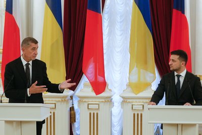 Президент України Володимир Зеленський (праворуч) та прем'єр-міністр Чехії Андрей Бабіш на спільній пресконференції у Києві, 19 листопада 2019 року