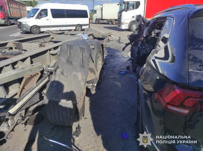 На Львівщині зіткнулися вантажівка та кросовер: травмований водій легкового авто На Львівщині зіткнулися вантажівка та кросовер: травмований водій легкового авто