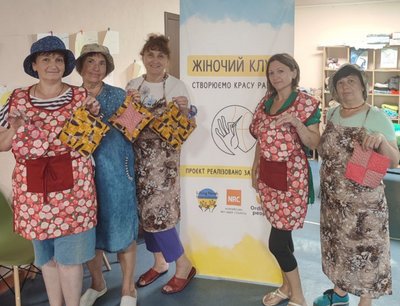 Жінки у "Жіночому клубі" в Балаклії в пошитому власноруч одязі Жінки у "Жіночому клубі" в Балаклії в пошитому власноруч одязі