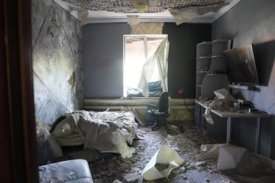Дев'ять загиблих та потрощені будинки. Фоторепортаж з місця удару РФ по Дніпру