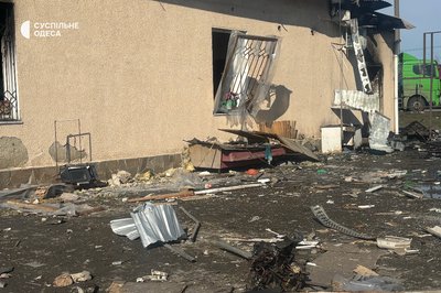 Згорілі автомобілі та зруйнований автомагазин: наслідки нічної атаки РФ на Одещину Згорілі автомобілі та зруйнований автомагазин: наслідки нічної атаки РФ на Одещину