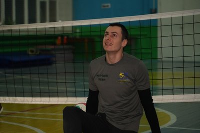 Як у Дніпрі ветерани війни тренуються та грають у волейбол сидячи
