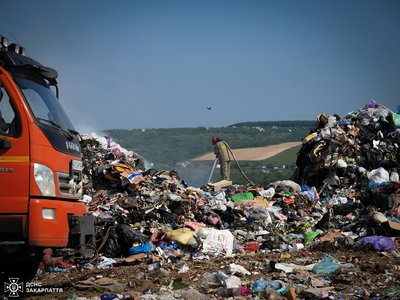 У селі Барвінок біля Ужгорода горить сміттєзвалище У селі Барвінок біля Ужгорода горить сміттєзвалище