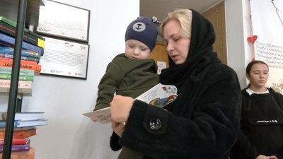 Дружина загиблого бійця подарувала бібліотеці в Луцьку серію книг на 35 тис. грн Дружина загиблого бійця подарувала бібліотеці в Луцьку серію книг на 35 тис. грн